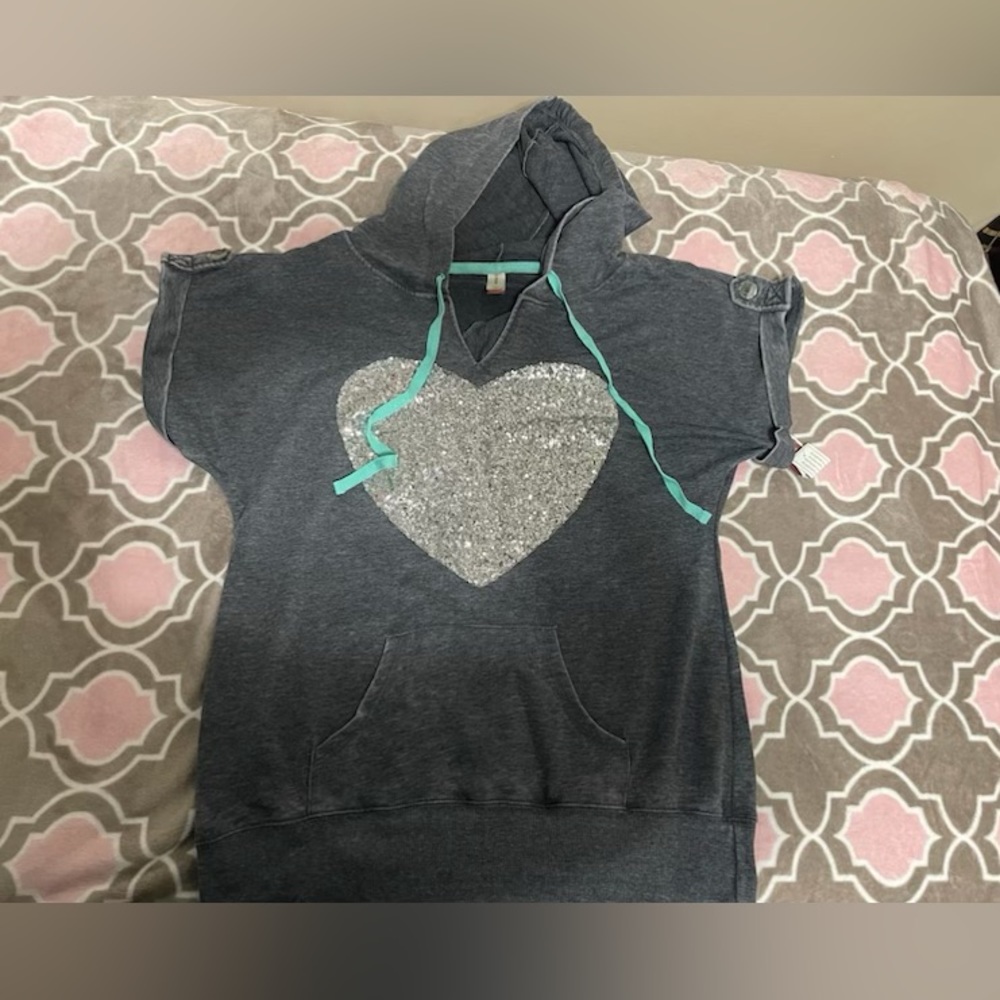 NO BOUNDARIES Short Sleeve Hoodie (NEVER WORN WITH TAG)